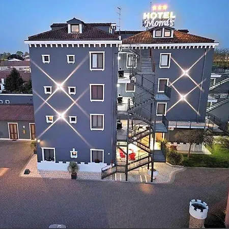 Momi's Hotel