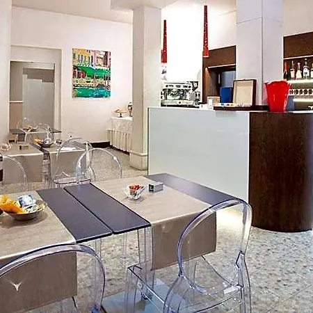 Momi's Hotel