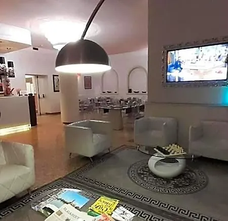 Momi's Hotel 3*