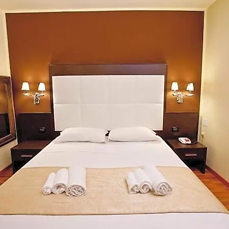 Momi's Hotel