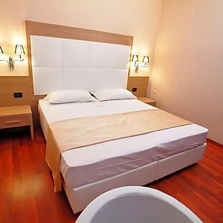 Momi's Hotel 3*