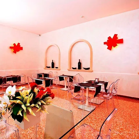 Momi's Hotel