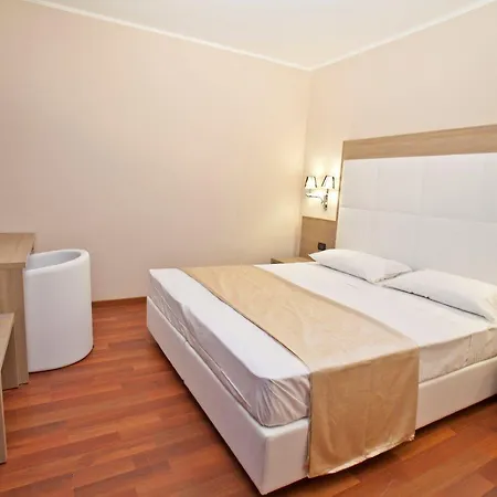Momi's Hotel 3*
