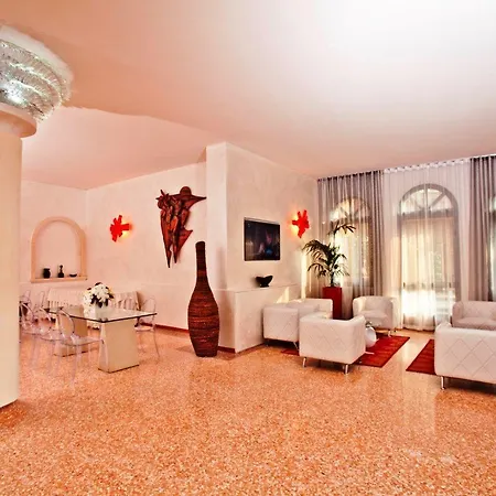 Momi's Hotel