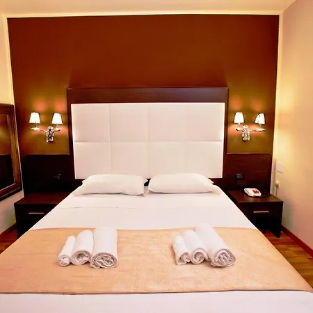Momi's Hotel 3*