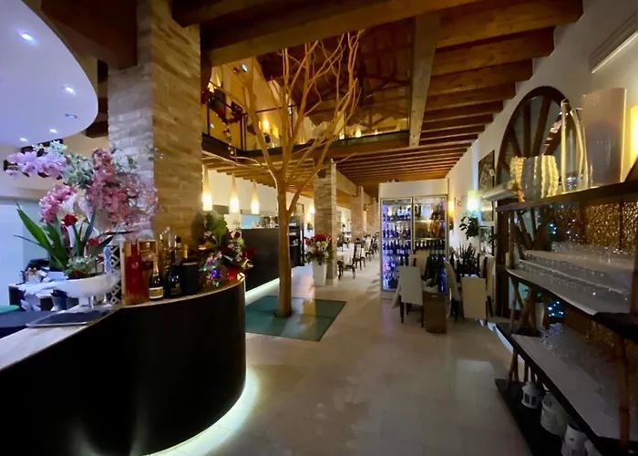 Momi's Hotel 3*