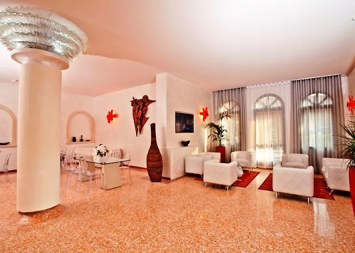 Momi's Hotel
